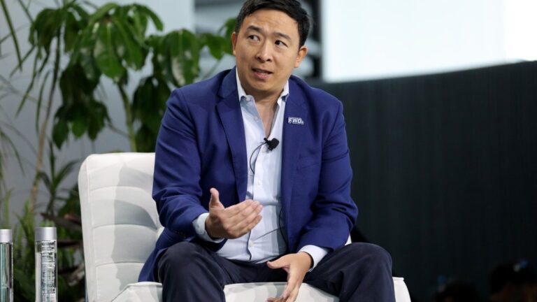 Andrew Yang berpendapat bahwa peluang startup besar berikutnya adalah menurunkan biaya hidup